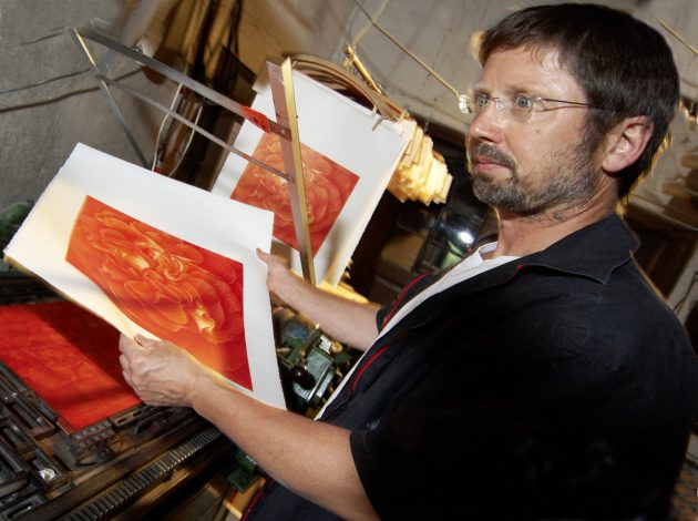 Olaf Hoppe, Rosenkuenstler in Stove, an der Druckpresse
Foto: Thomas Haentzschel/ nordlicht